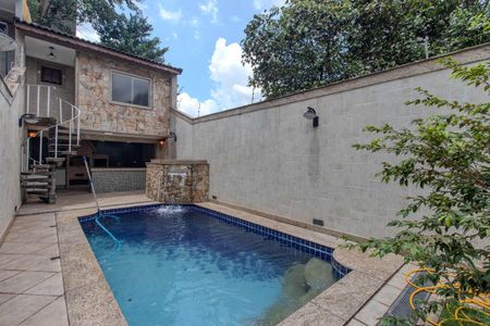 Casa à venda com 355m², 3 quartos e 9 vagasPiscina