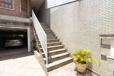 Casa à venda com 355m², 3 quartos e 9 vagasEscada de entrada