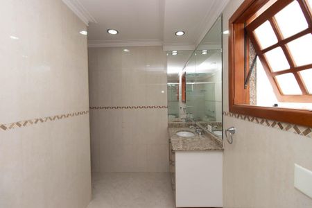 Casa à venda com 355m², 3 quartos e 9 vagasBanheiro da Suíte 1