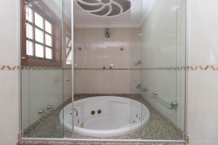 Casa à venda com 355m², 3 quartos e 9 vagasBanheiro da Suíte 1