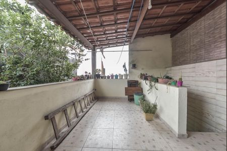 Casa à venda com 200m², 3 quartos e 2 vagas Casa à venda com 200m², 3 quartos e 2 vagasQuarto 2 - Varanda