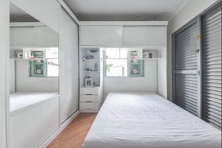 Casa à venda com 200m², 3 quartos e 2 vagas Casa à venda com 200m², 3 quartos e 2 vagasQuarto 2