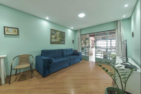 Casa à venda com 200m², 3 quartos e 2 vagas Casa à venda com 200m², 3 quartos e 2 vagasSala