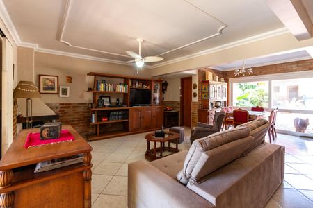 Casa à venda com 275m², 4 quartos e 8 vagas Casa à venda com 275m², 4 quartos e 8 vagasSala