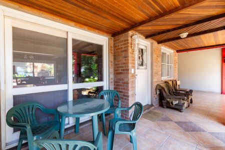 Casa à venda com 275m², 4 quartos e 8 vagas Casa à venda com 275m², 4 quartos e 8 vagasÁrea externa