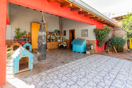 Casa à venda com 275m², 4 quartos e 8 vagas Casa à venda com 275m², 4 quartos e 8 vagasÁrea comum