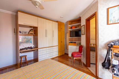 Casa à venda com 275m², 4 quartos e 8 vagas Casa à venda com 275m², 4 quartos e 8 vagasSuíte