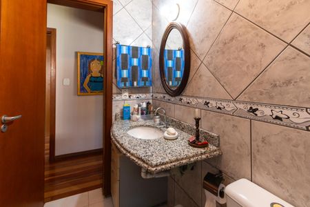 Casa à venda com 275m², 4 quartos e 8 vagas Casa à venda com 275m², 4 quartos e 8 vagasBanheiro Social