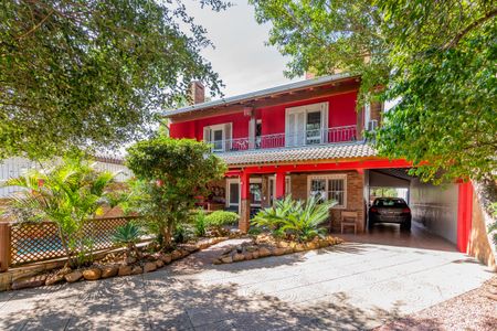 Casa à venda com 275m², 4 quartos e 8 vagas Casa à venda com 275m², 4 quartos e 8 vagasFachada