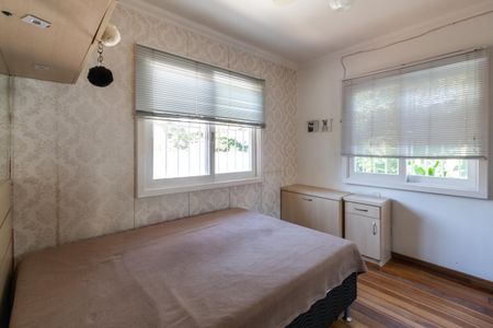 Casa à venda com 275m², 4 quartos e 8 vagas Casa à venda com 275m², 4 quartos e 8 vagasQuarto 1