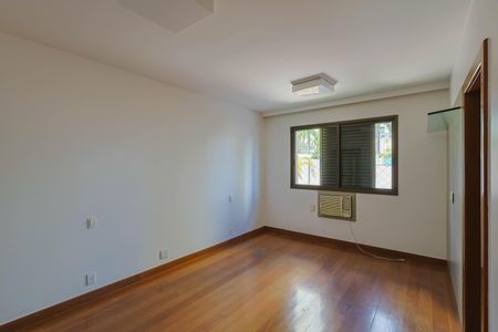Apartamento à venda com 274m², 4 quartos e 5 vagasSuíte 3