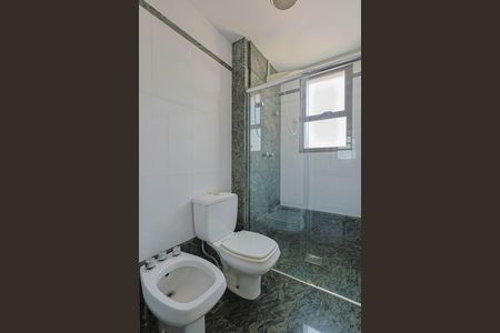 Apartamento à venda com 274m², 4 quartos e 5 vagasBanheiro da Suíte 2