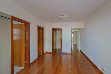 Apartamento à venda com 274m², 4 quartos e 5 vagasSuíte 3