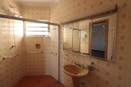 Casa à venda com 220m², 3 quartos e 4 vagasBanheiro da Suíte