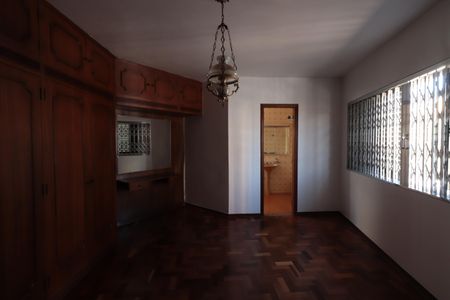 Casa à venda com 220m², 3 quartos e 4 vagasQuarto 1 - Suíte