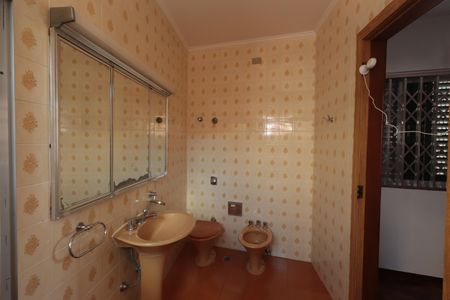 Casa à venda com 220m², 3 quartos e 4 vagasBanheiro da Suíte