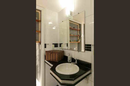 Casa à venda com 280m², 3 quartos e 2 vagas Casa à venda com 280m², 3 quartos e 2 vagasBanheiro Externo