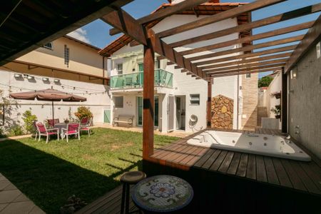 Casa à venda com 280m², 3 quartos e 2 vagas Casa à venda com 280m², 3 quartos e 2 vagasÁrea Externa