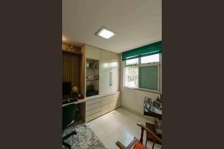 Casa à venda com 280m², 3 quartos e 2 vagas Casa à venda com 280m², 3 quartos e 2 vagasEscritório