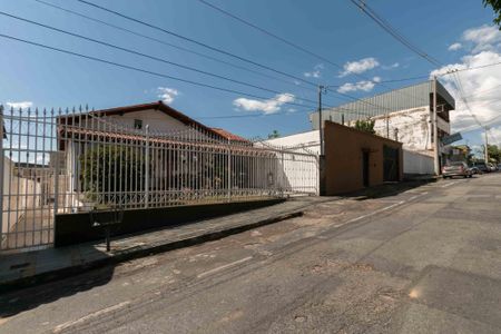 Casa à venda com 280m², 3 quartos e 2 vagas Casa à venda com 280m², 3 quartos e 2 vagasFachada