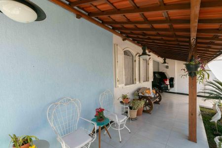 Casa à venda com 280m², 3 quartos e 2 vagas Casa à venda com 280m², 3 quartos e 2 vagasvaranda