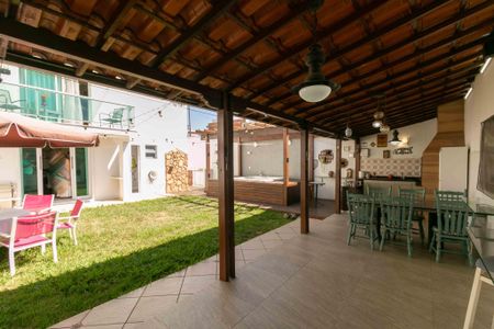 Casa à venda com 280m², 3 quartos e 2 vagas Casa à venda com 280m², 3 quartos e 2 vagasVaranda gourmet