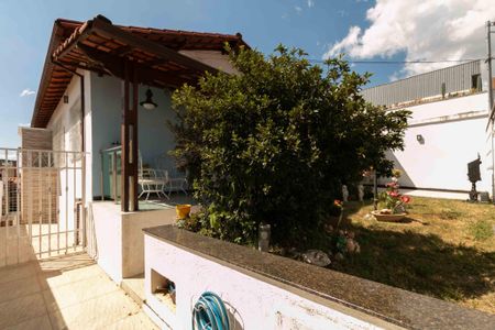 Casa à venda com 280m², 3 quartos e 2 vagas Casa à venda com 280m², 3 quartos e 2 vagasÁrea Externa