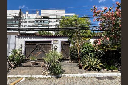 Casa de condomínio à venda com 307m², 3 quartos e 2 vagasFachada