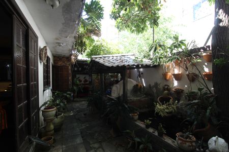 Casa de condomínio à venda com 307m², 3 quartos e 2 vagasFundos