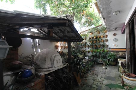 Casa de condomínio à venda com 307m², 3 quartos e 2 vagasFundos