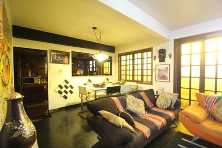 Casa de condomínio à venda com 307m², 3 quartos e 2 vagasSala