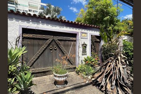 Casa de condomínio à venda com 307m², 3 quartos e 2 vagasFachada