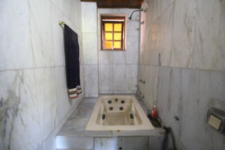 Casa de condomínio à venda com 307m², 3 quartos e 2 vagasBanheiro da suíte