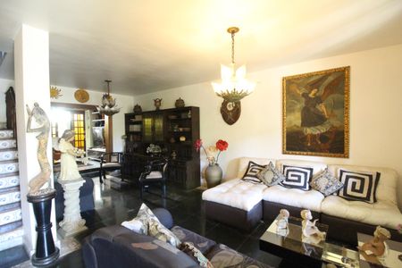 Casa de condomínio à venda com 307m², 3 quartos e 2 vagasSala