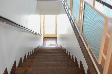 Casa para alugar com 120m², 3 quartos e sem vagaEscada de acesso a casa