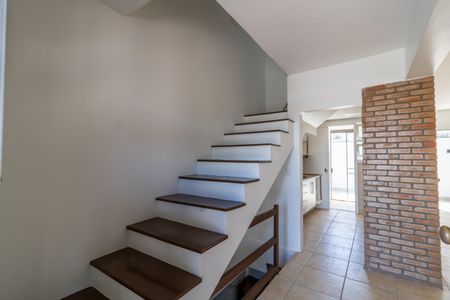 Casa de condomínio para alugar com 140m², 3 quartos e 2 vagas Casa de condomínio para alugar com 140m², 3 quartos e 2 vagasEscada