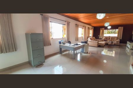 Casa à venda com 436m², 5 quartos e 4 vagas Casa à venda com 436m², 5 quartos e 4 vagasEscritório