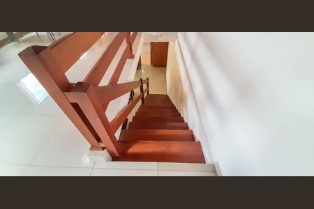 Casa à venda com 436m², 5 quartos e 4 vagas Casa à venda com 436m², 5 quartos e 4 vagasEscadaria