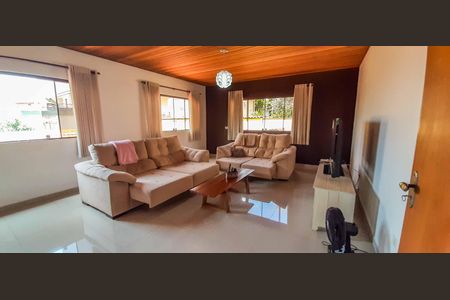 Casa à venda com 436m², 5 quartos e 4 vagas Casa à venda com 436m², 5 quartos e 4 vagasSala de TV