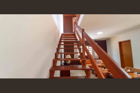 Casa à venda com 436m², 5 quartos e 4 vagas Casa à venda com 436m², 5 quartos e 4 vagasEscadaria