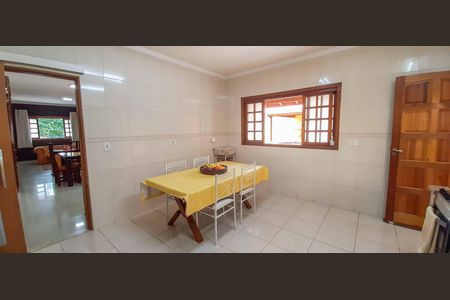 Casa à venda com 436m², 5 quartos e 4 vagas Casa à venda com 436m², 5 quartos e 4 vagasCozinha