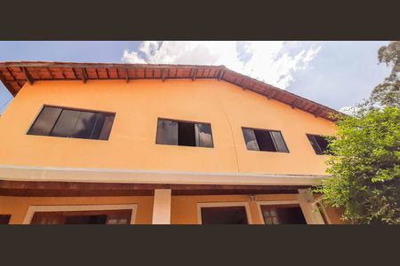 Casa à venda com 436m², 5 quartos e 4 vagas Casa à venda com 436m², 5 quartos e 4 vagasFachada