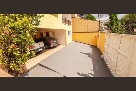 Casa à venda com 436m², 5 quartos e 4 vagas Casa à venda com 436m², 5 quartos e 4 vagasVista da Piscina