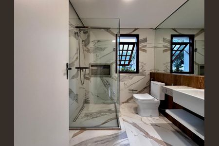 Casa à venda com 490m², 4 quartos e 7 vagasBanheiro Suíte 2