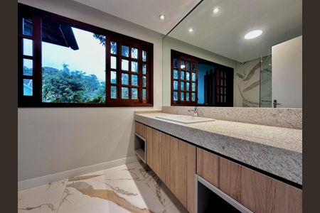 Casa à venda com 490m², 4 quartos e 7 vagasBanheiro Suíte 1