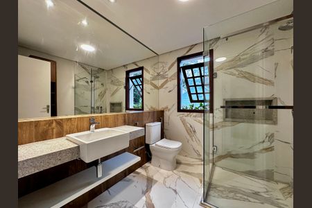 Casa à venda com 490m², 4 quartos e 7 vagasBanheiro Social