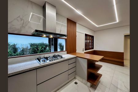 Casa à venda com 490m², 4 quartos e 7 vagasCozinha