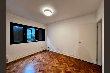 Casa à venda com 490m², 4 quartos e 7 vagasSuíte 3 Térreo