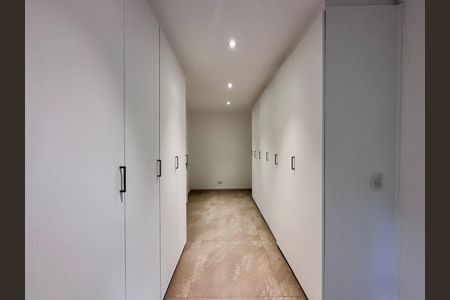Casa à venda com 490m², 4 quartos e 7 vagasCloset Suíte 1