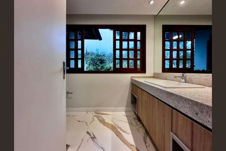 Casa à venda com 490m², 4 quartos e 7 vagasBanheiro Suíte 1